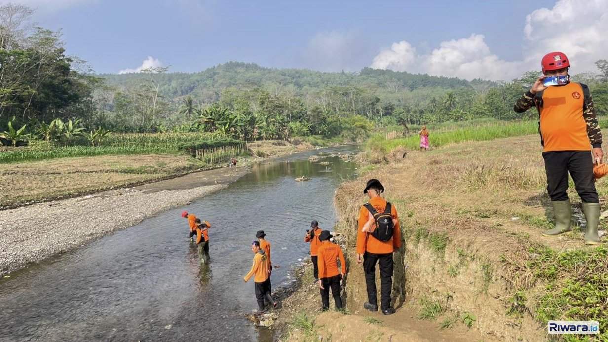 SAR gabungan menyisir aliran Sungai Cikawung Cilacap untuk mencari seorang warga yang dilaporkan hilang
